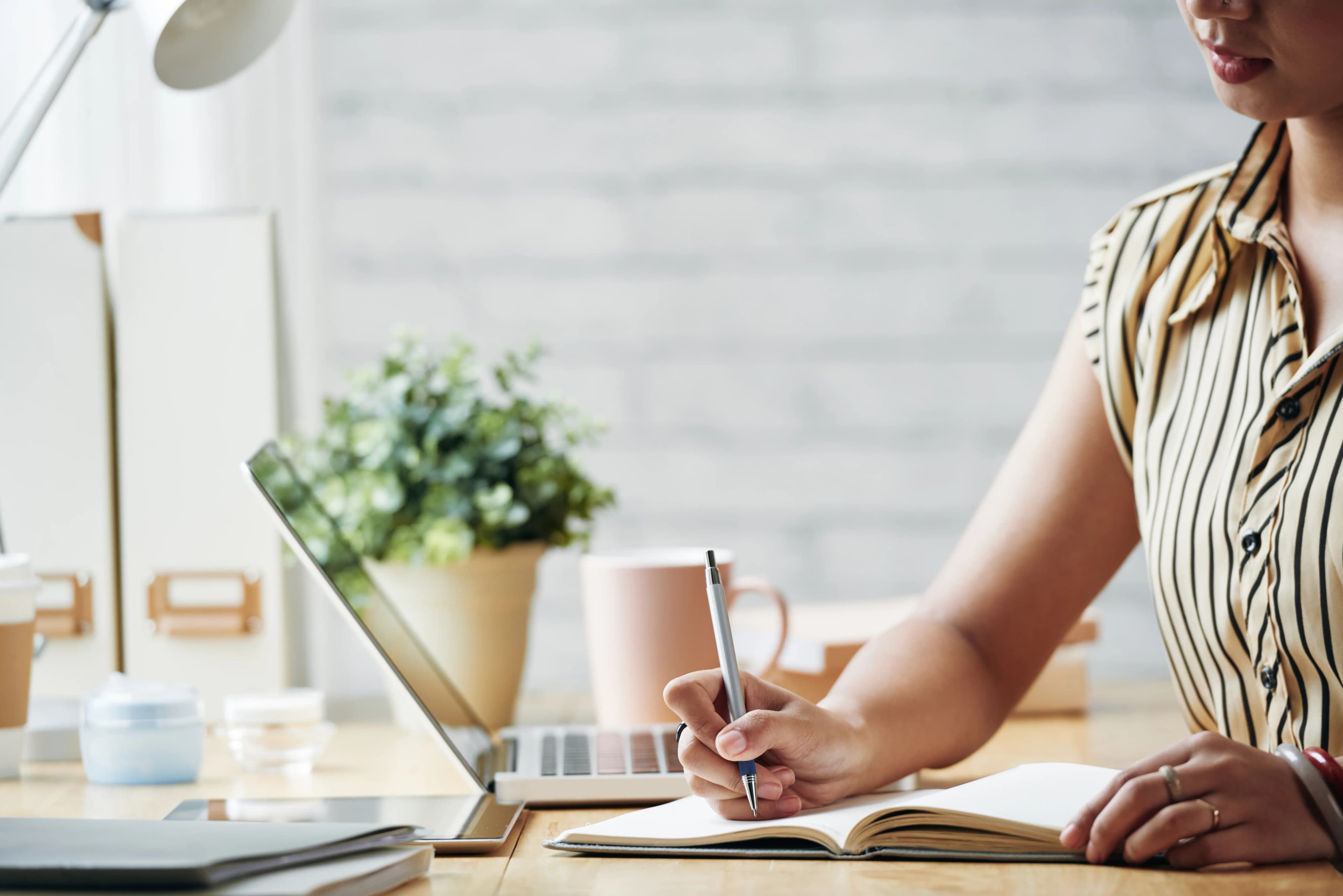 Profesional inmobiliaria organizando la estrategia de su negocio sobre el escritorio