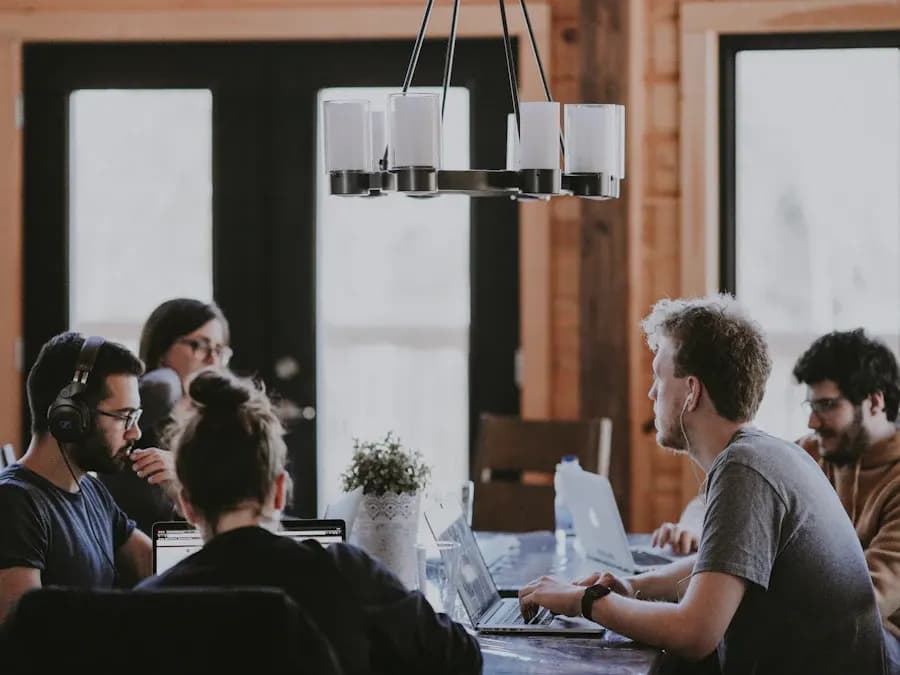 Equipo de profesionales inmobiliarios en una reunión de negocio