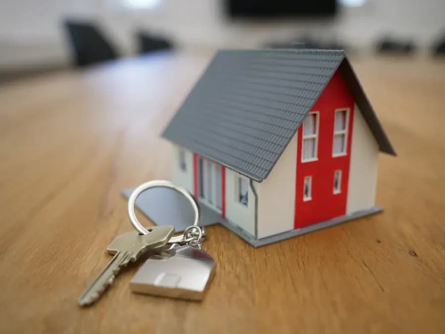 Propietario recibiendo las llaves de su vivienda