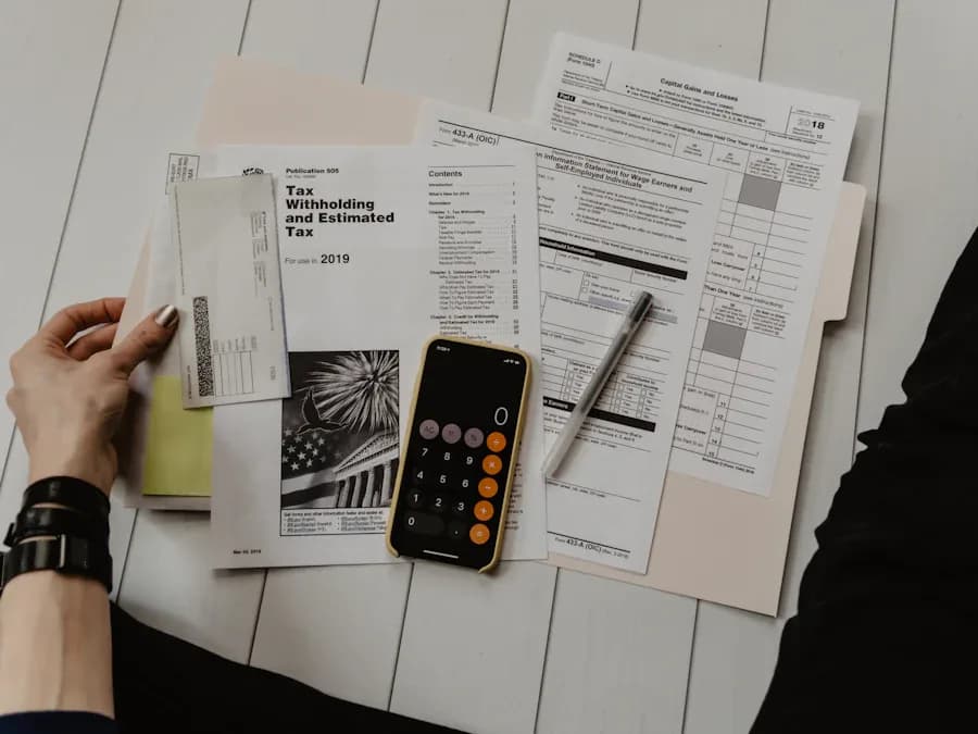 Asesor inmobiliario acompañando a un cliente en la firma
